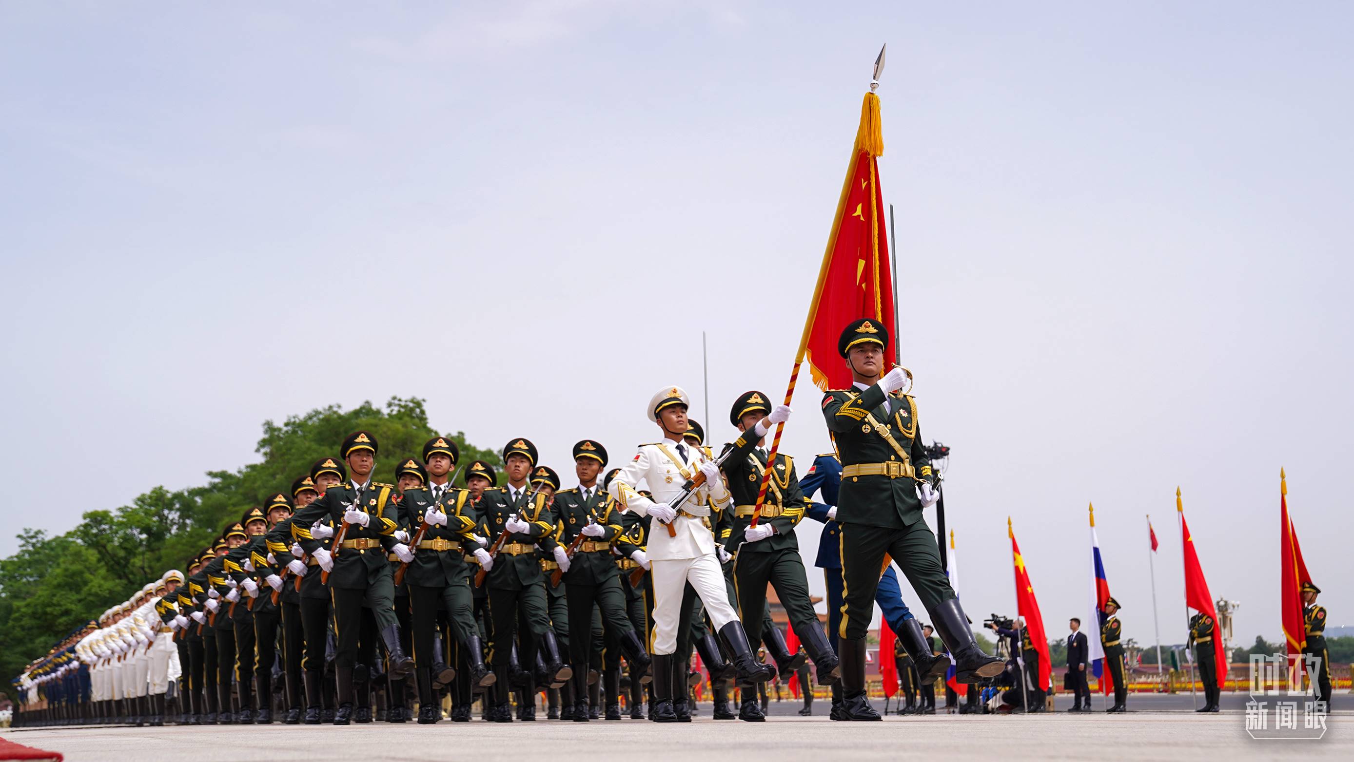 △歡迎儀式現(xiàn)場的中國人民解放軍儀仗隊。（總臺國廣記者李晉拍攝）
