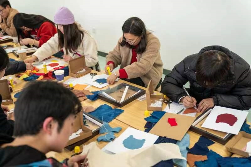 2024年2月，群眾在貴州省民族博物館老師帶領(lǐng)下開展拼布、拓印等非遺手工體驗(yàn)活動(dòng)。受訪者供圖