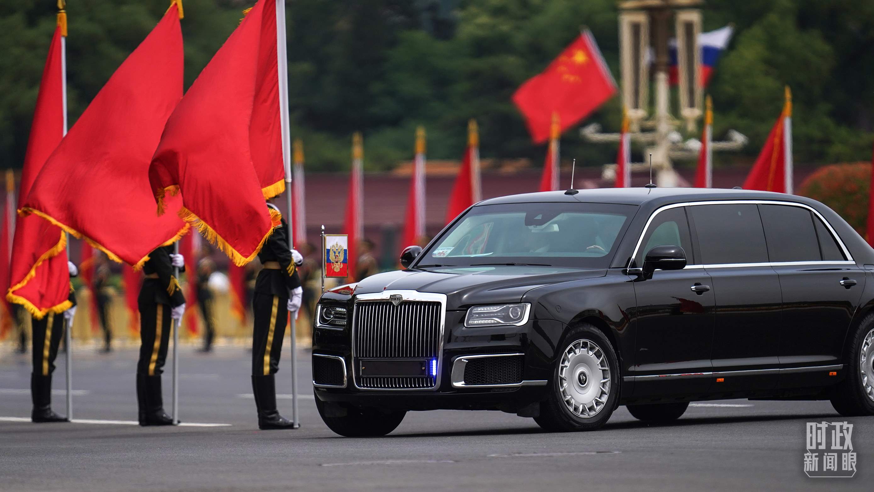 △普京總統(tǒng)乘車抵達歡迎儀式現(xiàn)場。（總臺國廣記者李晉拍攝）