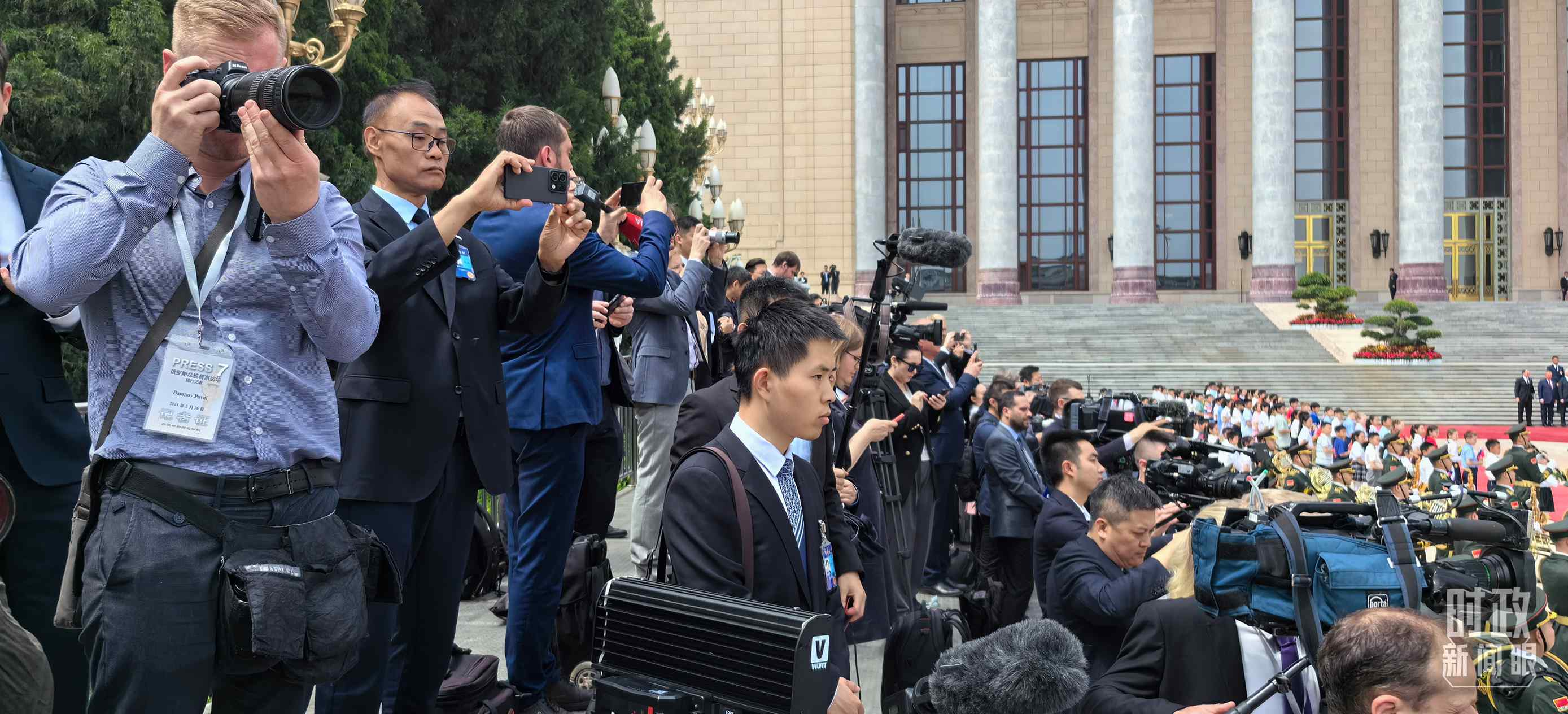 △當天參與現(xiàn)場報道的中外記者。（總臺央視記者楊波、王子杭拍攝）