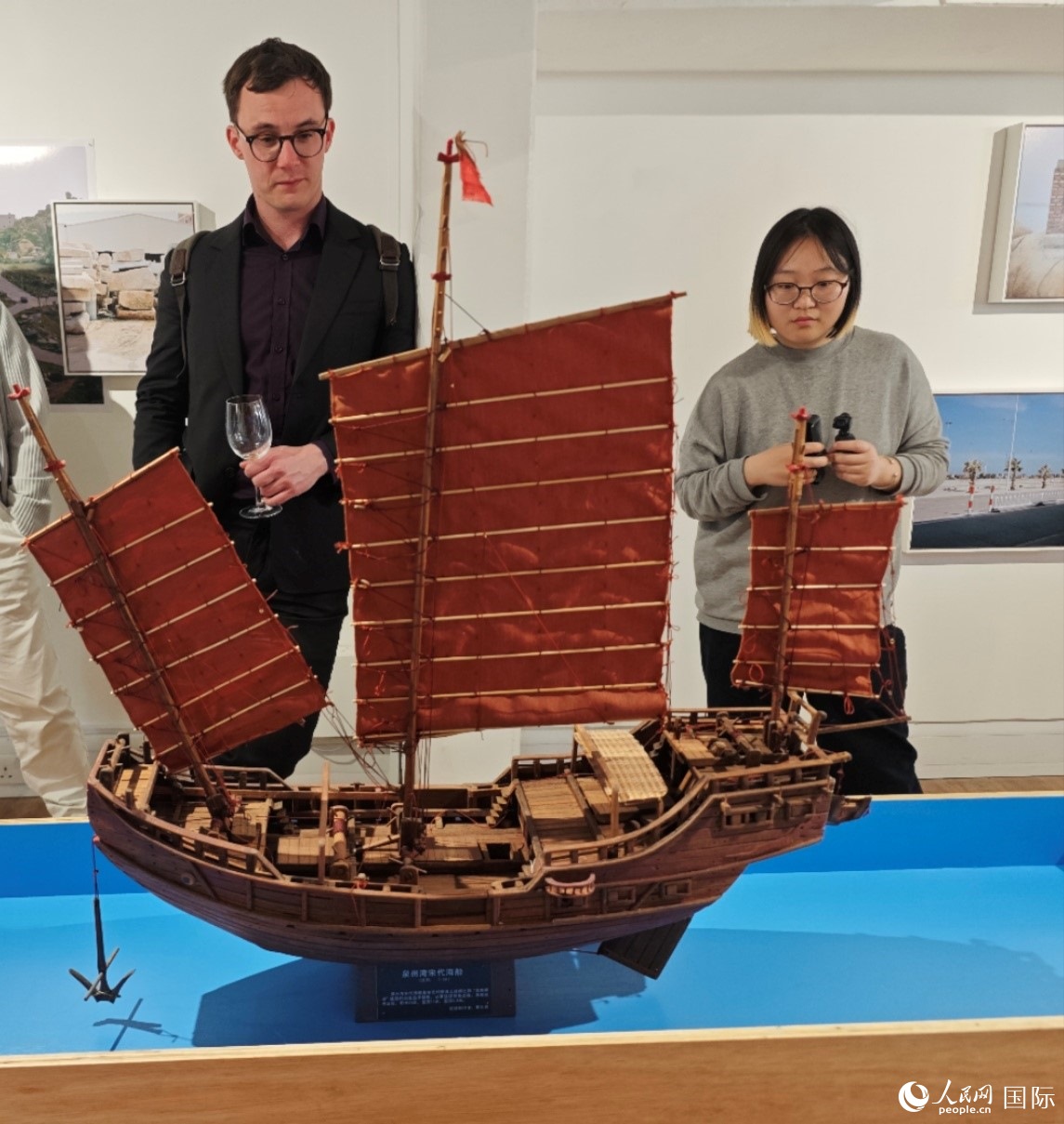 英國(guó)觀眾在欣賞來(lái)自泉州灣宋代海船模型。邢雪攝