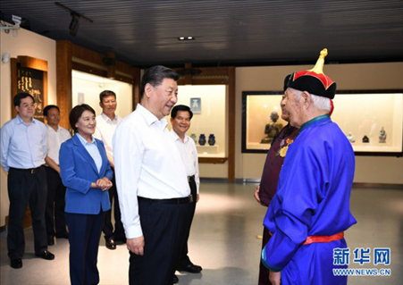 2019年7月15日，習近平總書記在赤峰博物館同古典民族史詩《格薩（斯）爾》非物質(zhì)文化遺產(chǎn)傳承人親切交談。