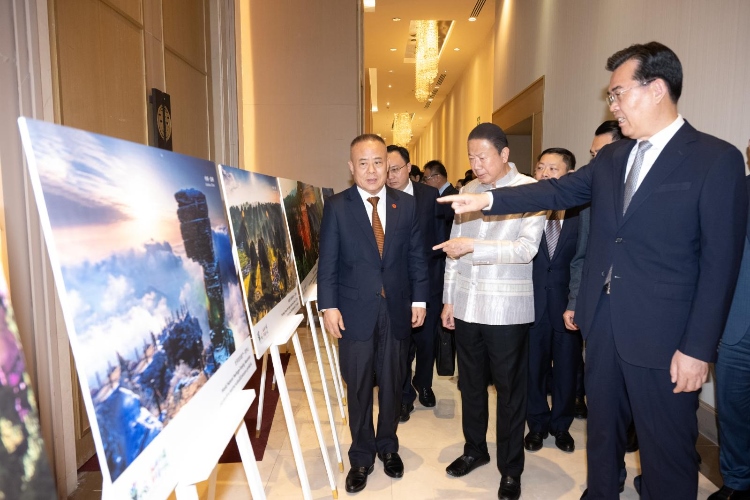 貴州省長李炳軍（右一）向泰方介紹貴州旅游資源。泰國中華總商會供圖