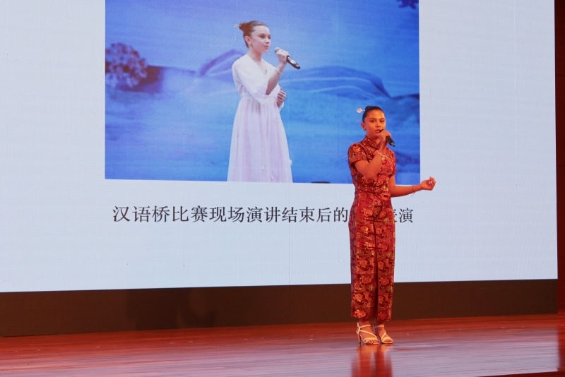 4、美國的中文愛好者譚木蘭在現(xiàn)場演唱歌曲《揮著翅膀的女孩》。 伊莎貝爾·羅德里格斯攝