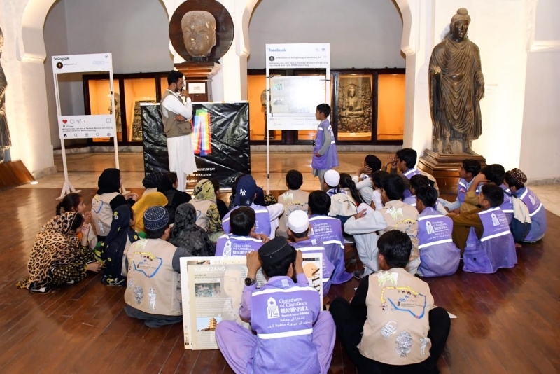 志愿者在博物館給孩子們開展互動講解。“犍陀羅守護人”供圖