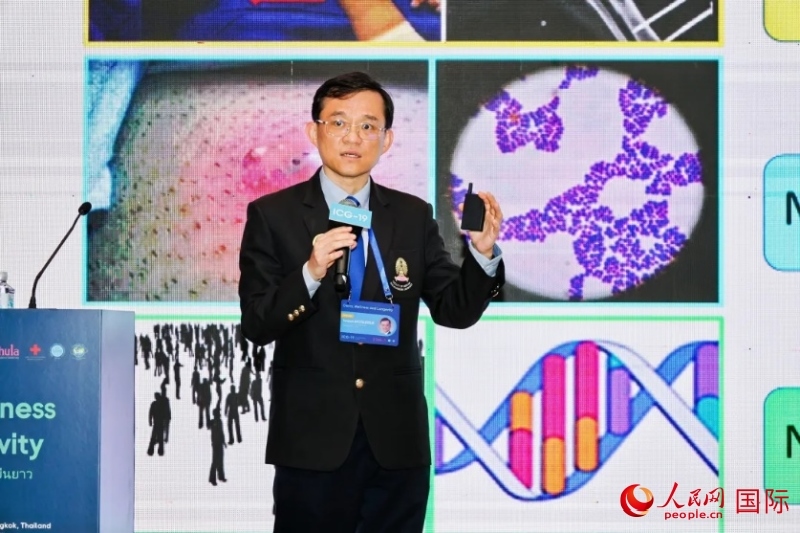 中國科學院院士、華大集團聯(lián)合創(chuàng)始人楊煥明發(fā)表主旨演講（人民網記者白元琪攝） 朱拉隆功大學醫(yī)學院副院長沃拉蘇克·肖特勒蘇克發(fā)表主旨演講（舉辦方供圖）