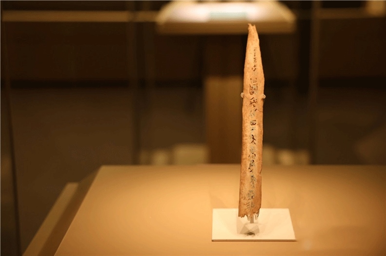 △殷墟博物館新館中展有我國博物館現(xiàn)存唯一一件文字鑲嵌綠松石甲骨。