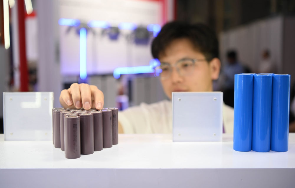 這是一家企業(yè)在第135屆廣交會上展出的鋰電池產(chǎn)品（2024年4月15日攝）。新華社記者 鄧華 攝