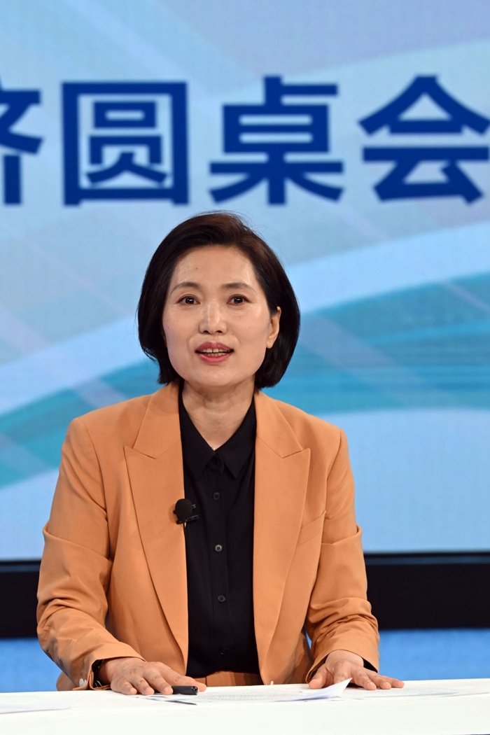 中國宏觀經(jīng)濟研究院對外經(jīng)濟研究所研究員曲鳳杰在“中國經(jīng)濟圓桌會”錄制現(xiàn)場交流發(fā)言。新華社記者 金良快 攝