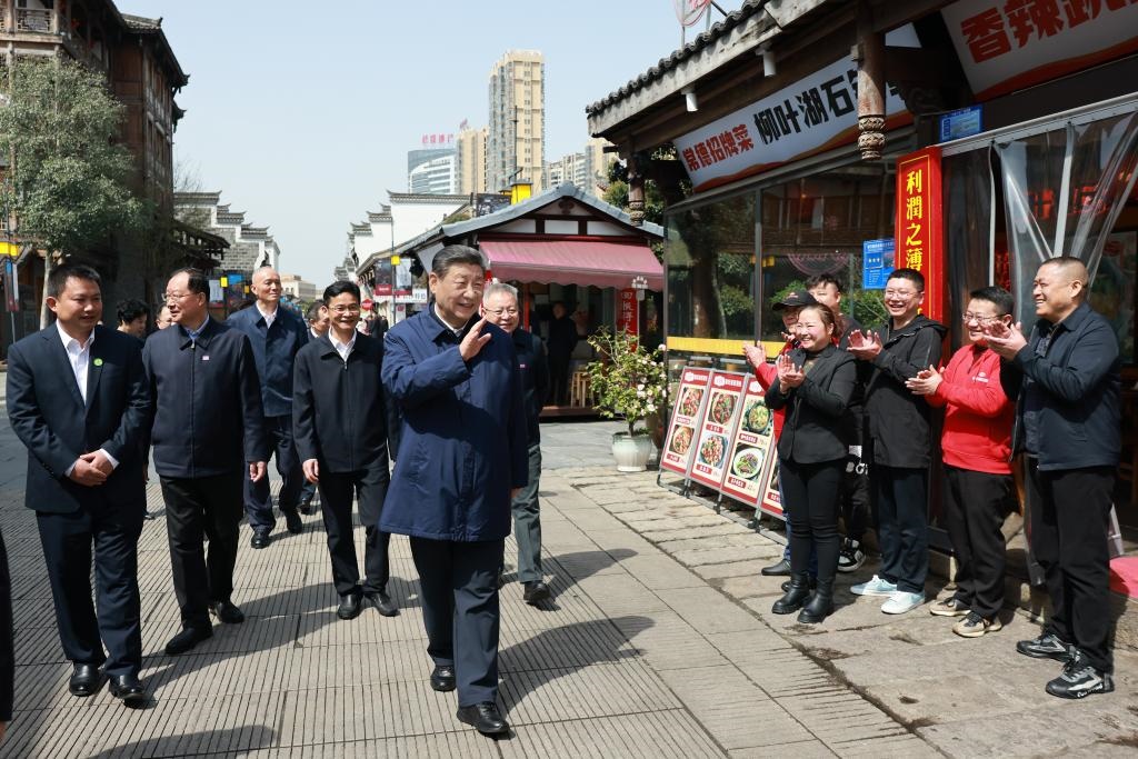 2024年3月19日上午，習近平總書記在湖南常德河街考察時，同店主和游客親切交流。新華社記者 王曄 攝