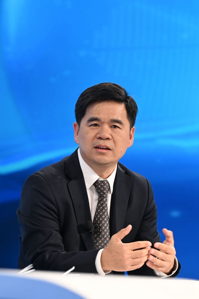 工業(yè)和信息化部運行監(jiān)測協(xié)調(diào)局副局長何海林在“中國經(jīng)濟圓桌會”錄制現(xiàn)場交流發(fā)言。新華社記者 金良快 攝