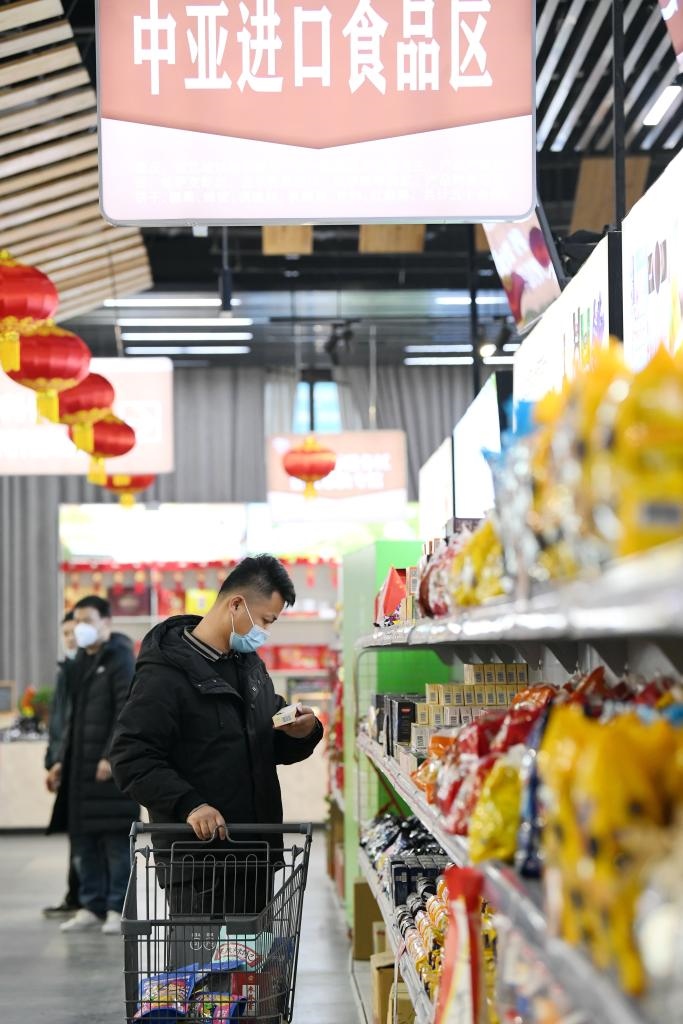 在位于西安浐灞國(guó)際港的愛(ài)菊健康生活體驗(yàn)館，消費(fèi)者挑選中亞進(jìn)口食品。新華社記者李一博 攝