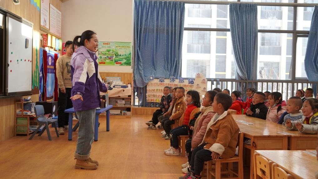  孩子們在昭覺縣易地扶貧搬遷縣城集中安置點沐恩邸社區(qū)幼兒園上課。新華社記者 尹恒 攝