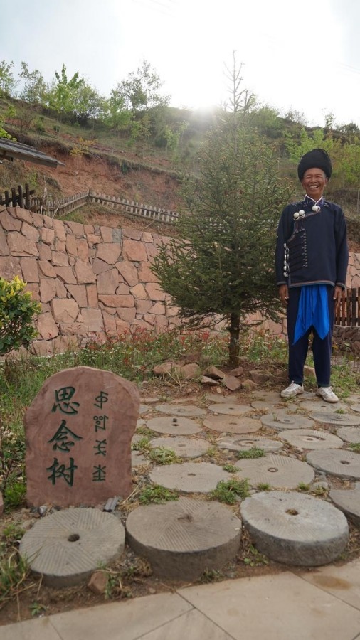 吉地爾子站在“思念樹”前。新華社記者 尹恒 攝