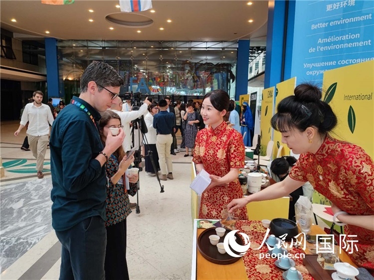 與會(huì)嘉賓在中國(guó)展臺(tái)品茶。 人民網(wǎng)記者 謝亞宏攝