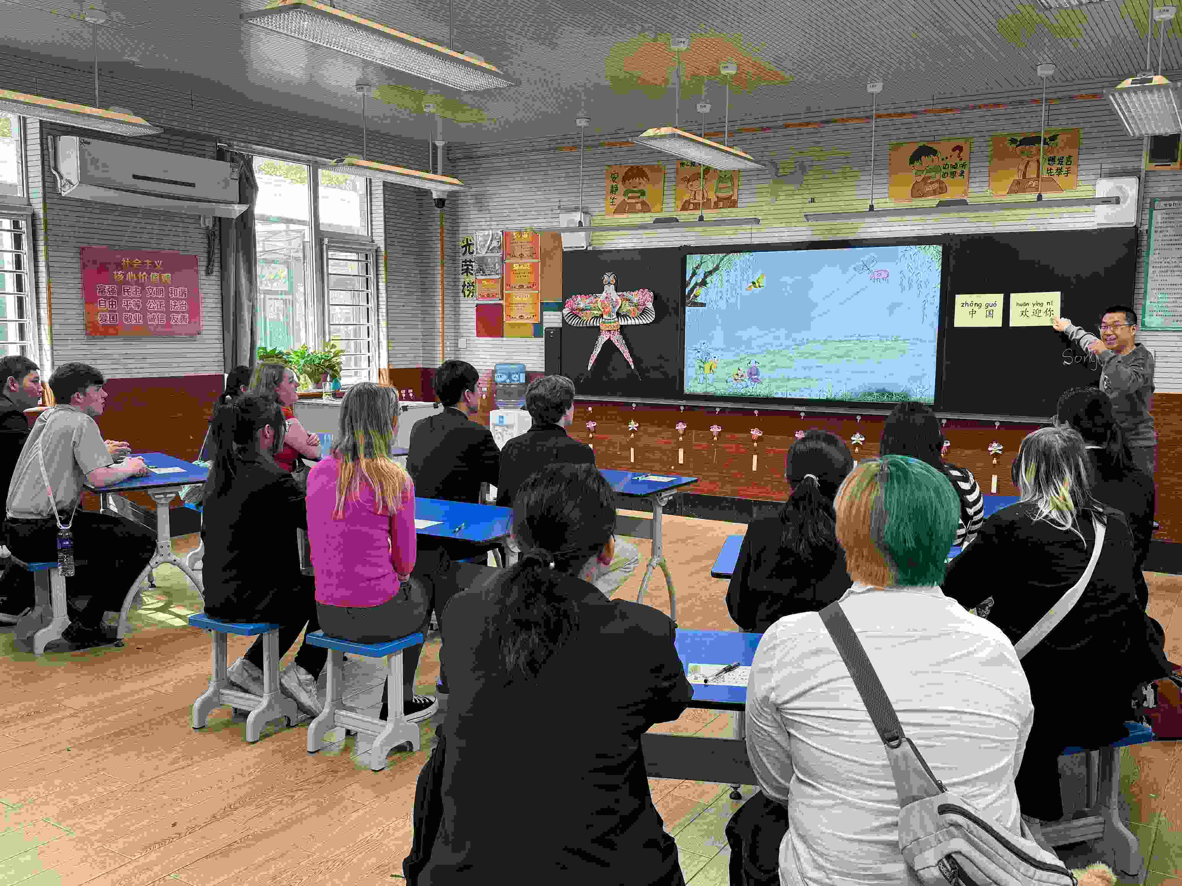 2024年4月20日，美國艾奧瓦州馬斯卡廷高中“友誼傳承”研學(xué)團(tuán)來到石家莊外國語學(xué)校，中美學(xué)生同上一節(jié)中文課。