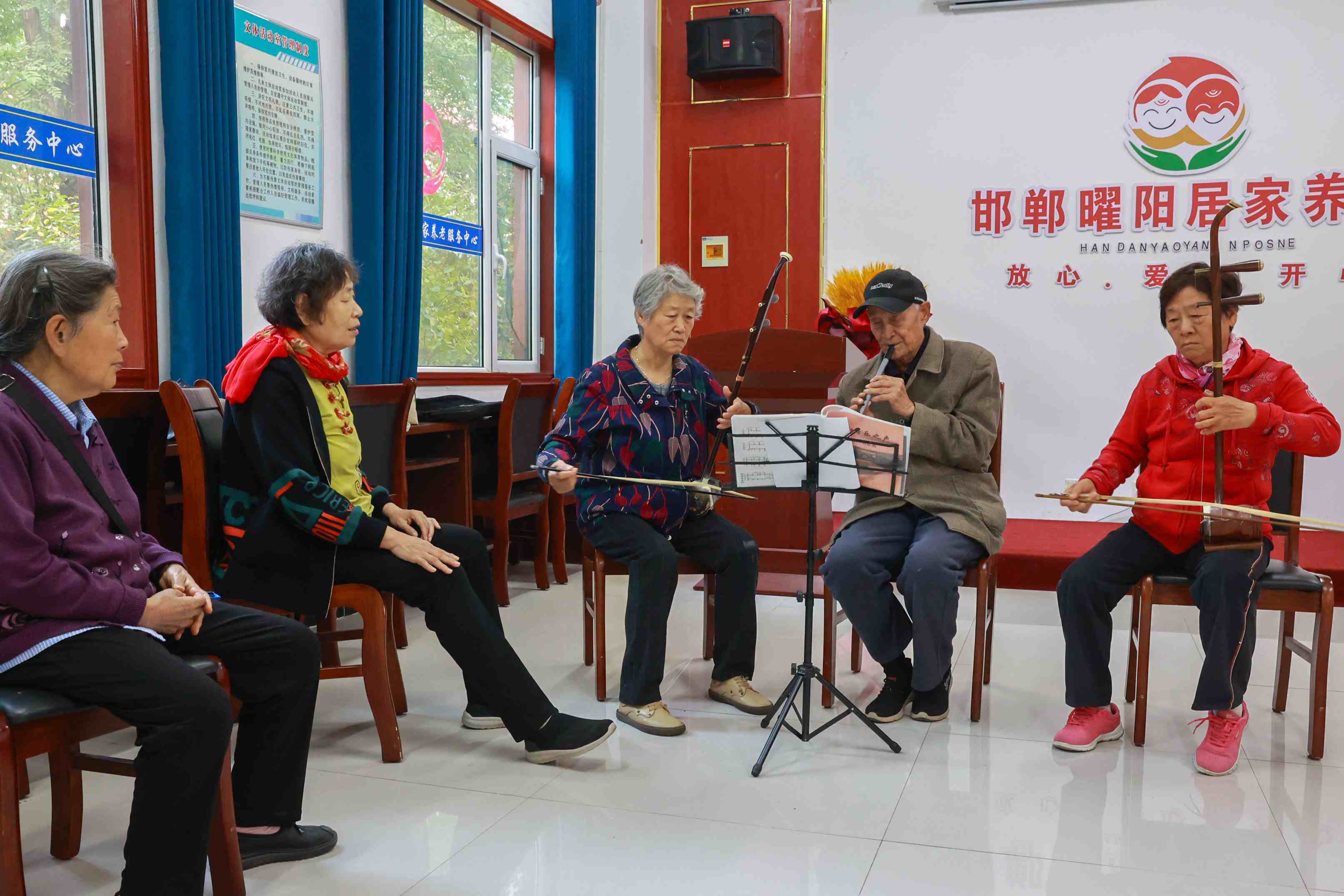 △ 近年來，在以習(xí)近平同志為核心的黨中央堅強(qiáng)領(lǐng)導(dǎo)下，從探索建立國家基本養(yǎng)老服務(wù)清單制度，到構(gòu)建居家社區(qū)機(jī)構(gòu)相協(xié)調(diào)的“中國式”養(yǎng)老服務(wù)體系，再到理順養(yǎng)老服務(wù)監(jiān)管機(jī)制，一項項養(yǎng)老服務(wù)領(lǐng)域改革“實招”“硬招”不斷落地見效。圖為河北省邯鄲市邯山區(qū)曜陽養(yǎng)老服務(wù)中心內(nèi)，老人在學(xué)習(xí)樂器演奏。