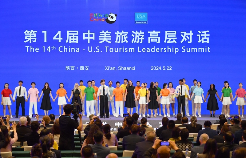 2024年5月22日，中美兩國學(xué)生在第14屆中美旅游高層對話開幕式上合唱。