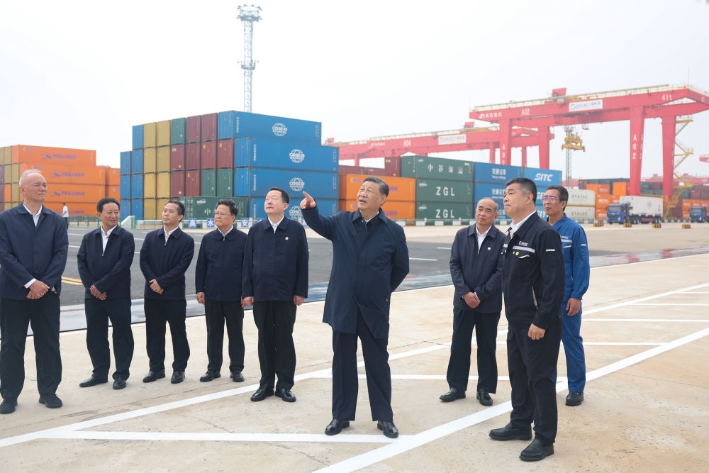5月22日下午，習(xí)近平總書記在山東省日照市考察調(diào)研。他來到日照港，了解當(dāng)?shù)赝七M(jìn)港口智慧化綠色化建設(shè)、擴(kuò)大對外開放等情況。