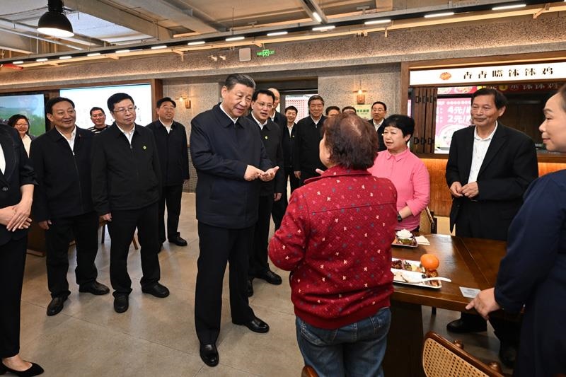 4月22日，在重慶考察的習近平總書記來到九龍坡區(qū)謝家灣街道民主村社區(qū)，察看小區(qū)改造和便民服務(wù)情況。