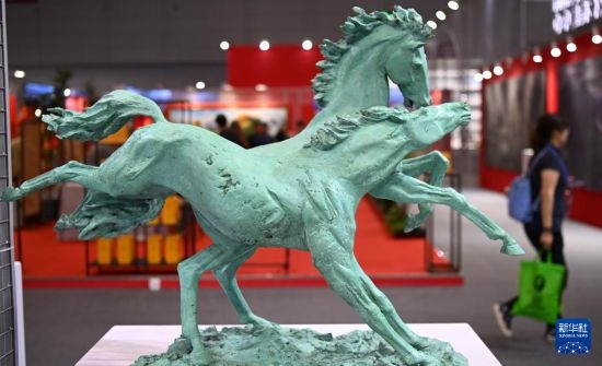 5月24日在第二十屆中國（深圳）國際文化產(chǎn)業(yè)博覽交易會俄羅斯美術(shù)協(xié)會展臺拍攝的馬雕塑作品。新華社記者 鄧華 攝