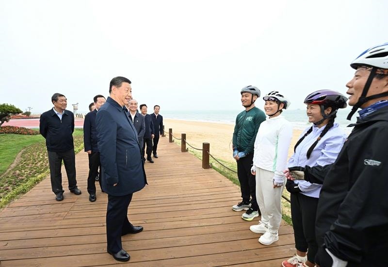 5月22日，在山東日照考察調(diào)研的習近平總書記來到陽光海岸綠道，和騎行愛好者親切交流。