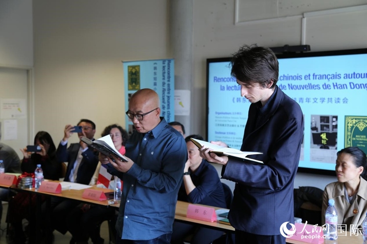 法國(guó)學(xué)子與作家韓東共讀小說(shuō)選段。人民網(wǎng)記者 于超凡攝