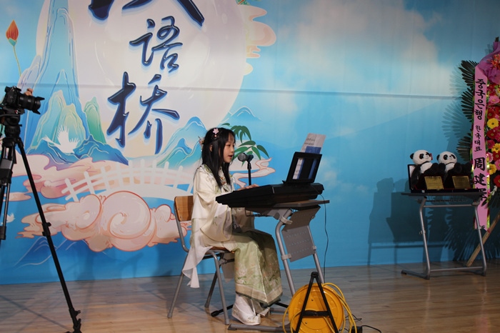 參賽選手在比賽中進(jìn)行中華才藝展示。
