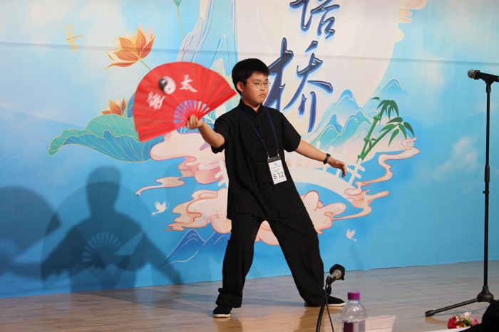 參賽選手在比賽中進(jìn)行中華才藝展示。