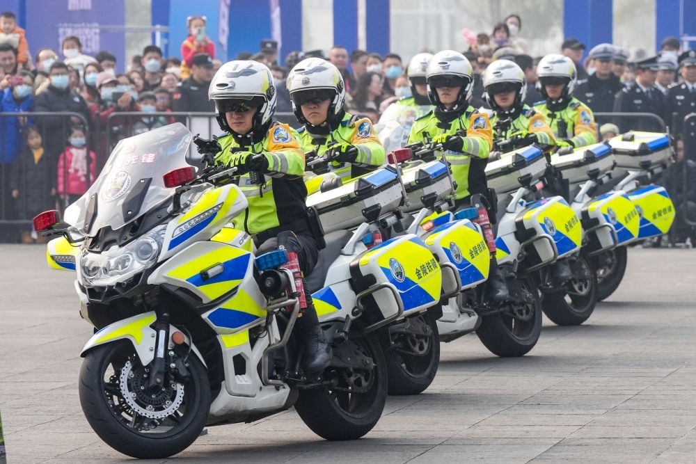 2024年1月6日，南京交警在警營(yíng)開放周活動(dòng)現(xiàn)場(chǎng)進(jìn)行警務(wù)技能表演。新華社記者 李博 攝