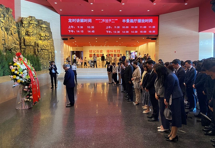 創(chuàng)價(jià)學(xué)會(huì)會(huì)長(zhǎng)原田稔及青年代表團(tuán)向中國(guó)人民抗日戰(zhàn)爭(zhēng)紀(jì)念館敬獻(xiàn)花籃。中國(guó)人民抗日戰(zhàn)爭(zhēng)紀(jì)念館供圖