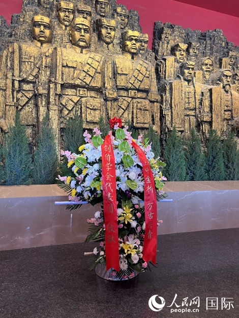 創(chuàng)價(jià)學(xué)會(huì)青年代表團(tuán)敬獻(xiàn)的花籃上，寫(xiě)有“愿日中金橋萬(wàn)古長(zhǎng)青”。人民網(wǎng)記者 陳思攝