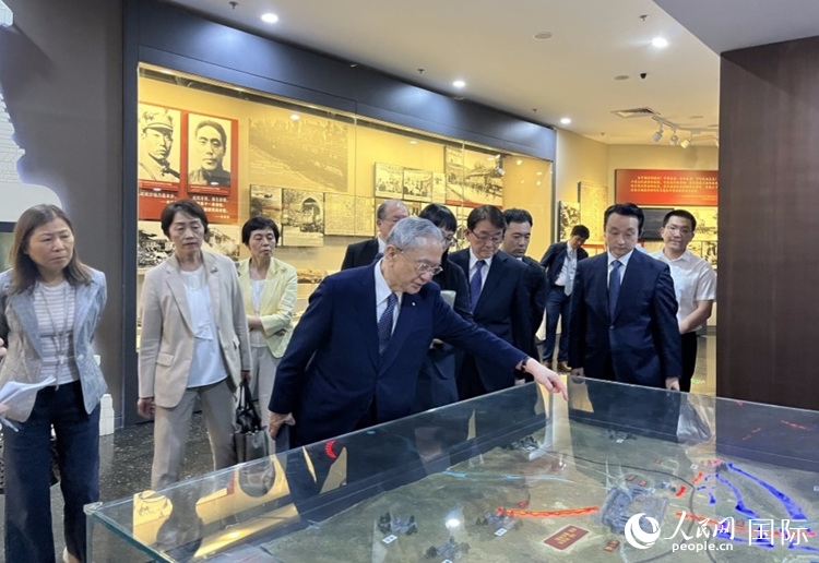 創(chuàng)價(jià)學(xué)會(huì)會(huì)長(zhǎng)原田稔（中）與青年代表團(tuán)成員訪問(wèn)中國(guó)人民抗日戰(zhàn)爭(zhēng)紀(jì)念館。人民網(wǎng)記者 陳思攝