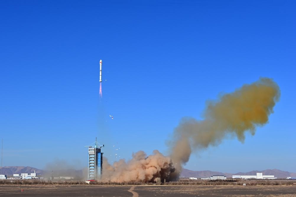 2023年12月4日，中國在酒泉衛(wèi)星發(fā)射中心使用長(zhǎng)征二號(hào)丙運(yùn)載火箭，成功將援埃及二號(hào)衛(wèi)星發(fā)射升空，衛(wèi)星順利進(jìn)入預(yù)定軌道，發(fā)射任務(wù)獲得圓滿成功。新華社發(fā)（汪江波 攝）