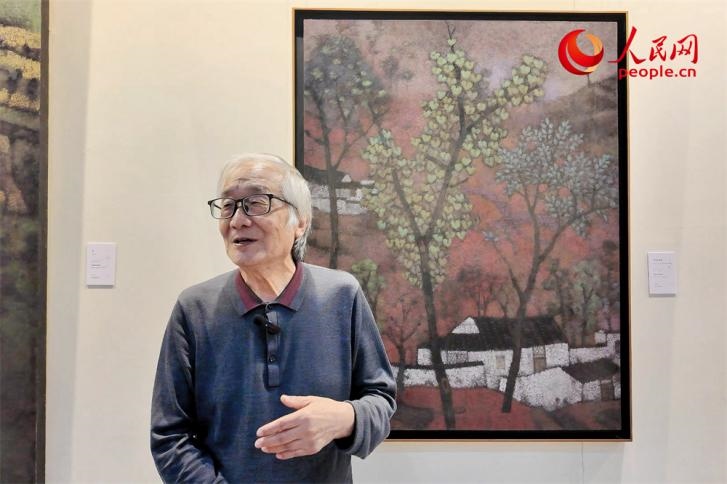 中央文史研究館書畫院院部委員、清華大學(xué)吳冠中藝術(shù)研究中心副主任王秦生正在接受人民網(wǎng)的采訪。人民網(wǎng)記者 劉微攝
