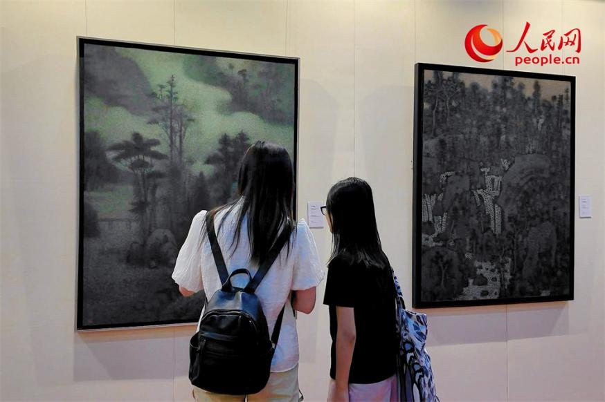 觀眾正在觀賞王秦生畫作《云山幽趣》。人民網(wǎng)記者 劉微攝