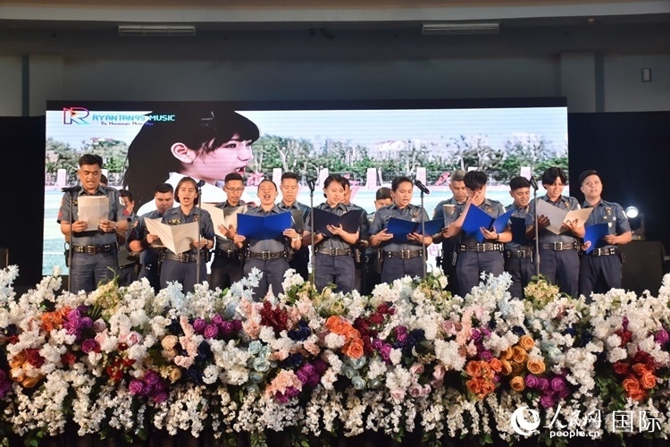 邦板牙省警察局學(xué)員在結(jié)業(yè)典禮上表演合唱。人民網(wǎng)記者 樊帆攝