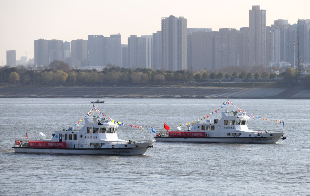 漁政執(zhí)法船隊從長江武漢段江面駛過，啟動長江流域重點水域“十年禁漁”（2020年12月31日攝）。新華社記者 程敏 攝
