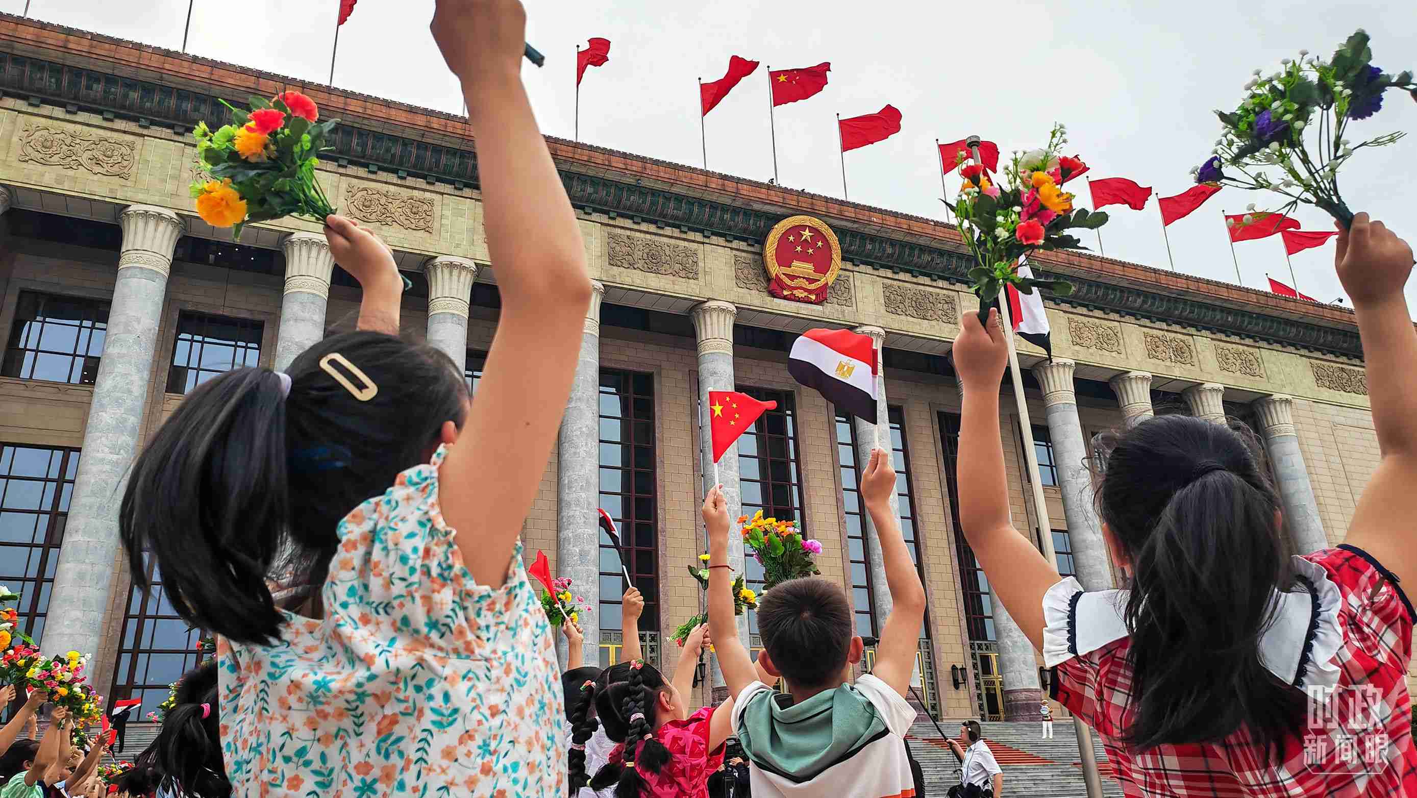 △5月29日下午，習(xí)近平主席舉行儀式歡迎埃及總統(tǒng)塞西訪華。圖為歡迎儀式現(xiàn)場(chǎng)的少年兒童。（總臺(tái)央視記者劉琦拍攝）