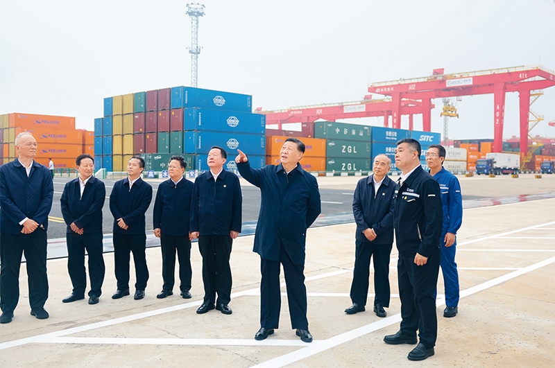 2024年5月22日至24日，中共中央總書記、國家主席、中央軍委主席習(xí)近平在山東考察。這是22日下午，習(xí)近平在日照港察看全自動(dòng)化集裝箱碼頭作業(yè)場(chǎng)景。 新華社記者 鞠鵬/攝