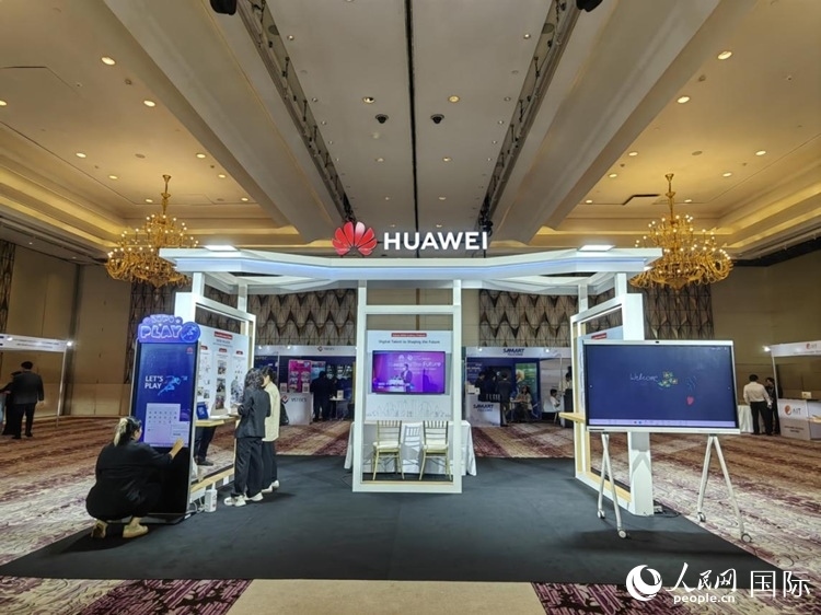 峰會(huì)現(xiàn)場(chǎng)，由泰國(guó)政府、中泰高校和客戶伙伴搭建的人才雙選會(huì)和伙伴展臺(tái)開放。人民網(wǎng)記者 楊一攝