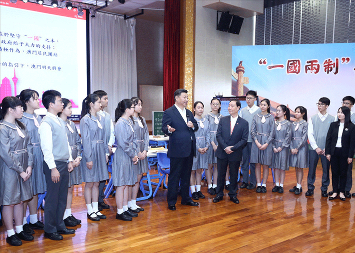 2019年12月19日，習近平總書記來到澳門濠江中學附屬英才學校，和師生親切交流。