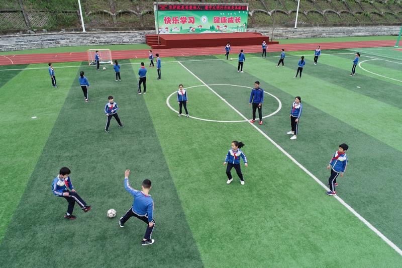 陜西安康平利縣老縣鎮(zhèn)中心小學的學生在操場上踢球。