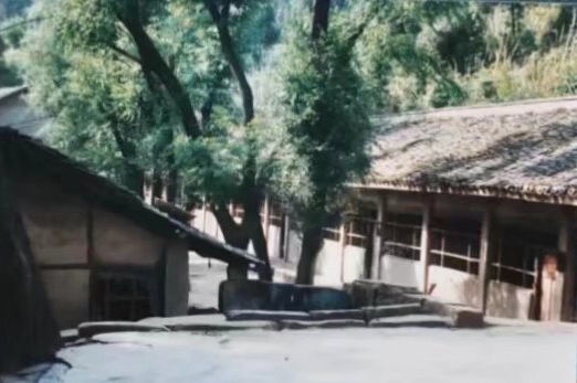 這是之江小學(xué)的前身——四川省南充市嘉陵區(qū)一所山區(qū)小學(xué)的校舍（資料照片翻拍）。