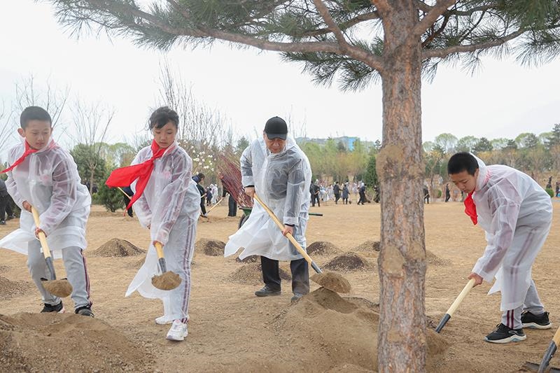 2023年4月4日，習近平總書記來到北京市朝陽區(qū)東壩中心公園參加首都義務植樹活動。這是總書記同孩子們一起植樹。