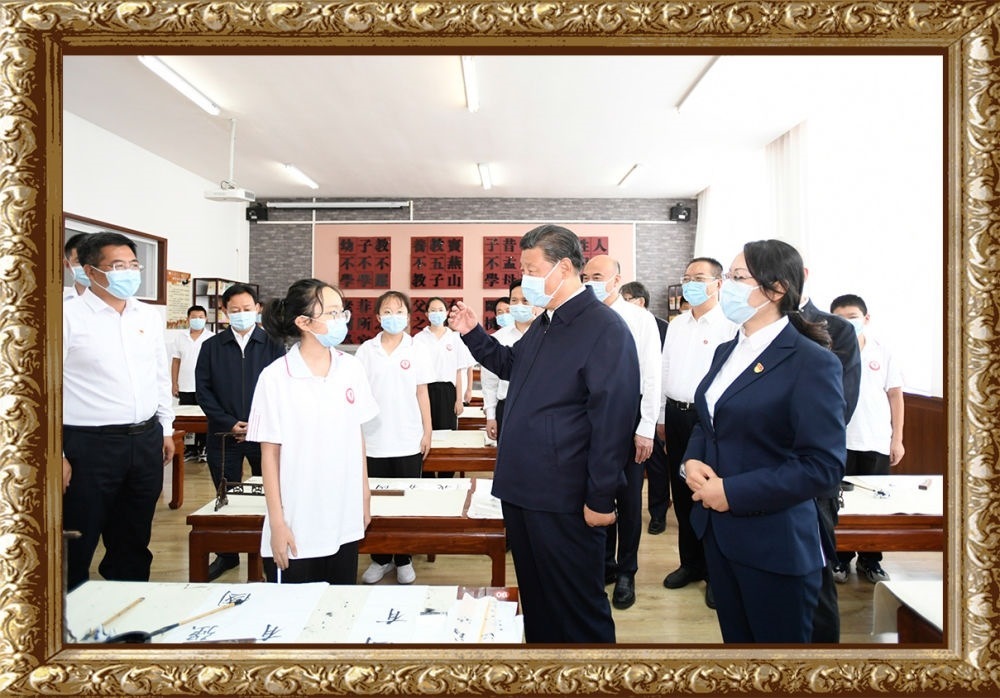 2021年9月13日至14日，習(xí)近平總書記在陜西省榆林市考察。14日上午，習(xí)近平在綏德實驗中學(xué)考察時，同正在練習(xí)書法的學(xué)生親切交流。