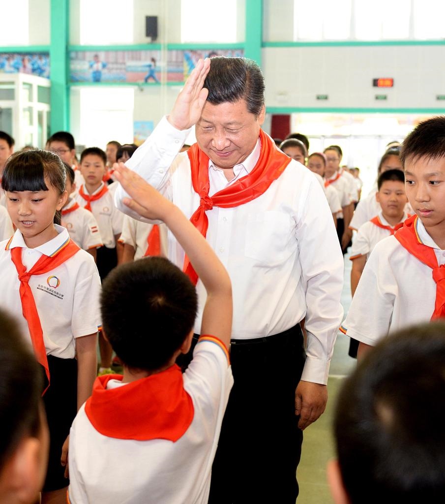 2014年5月30日，習(xí)近平總書(shū)記來(lái)到北京市海淀區(qū)民族小學(xué)，參加慶?！傲弧眹?guó)際兒童節(jié)活動(dòng)。新華社記者 李濤 攝