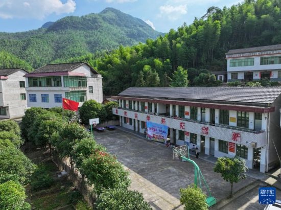這是5月28日拍攝的湖南省衡陽市衡陽縣岣嶁鄉(xiāng)妙溪小學(xué)（無人機(jī)照片）。