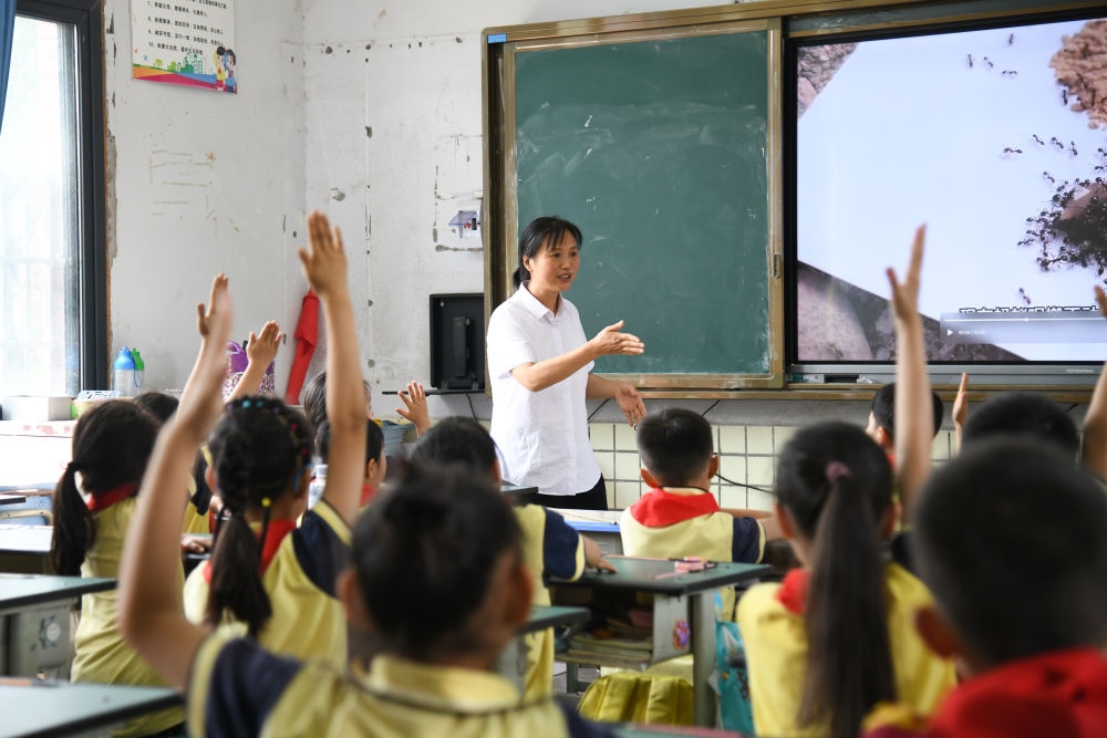 5月31日，學(xué)生在科學(xué)課上與老師互動(dòng)。