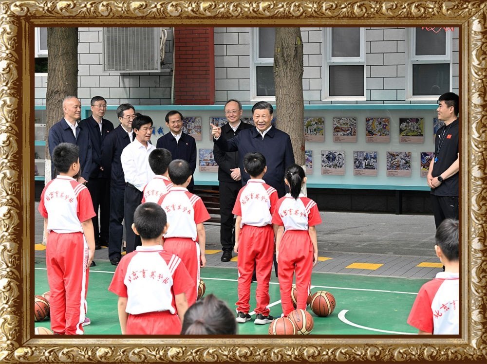 2023年5月31日上午，習(xí)近平總書記來到北京育英學(xué)?？赐繂枎熒诨@球場同正在上體育課的小學(xué)生們親切交流。習(xí)近平親切地說：“現(xiàn)在生活條件好了，孩子們不是要吃得胖胖的，而是要長得壯壯的、練得棒棒的?！? width=